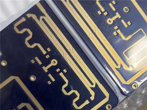 10mil RT duroid 5880 および高 TG -FR4 材料を使用した 4 層ハイブリッド PCB
